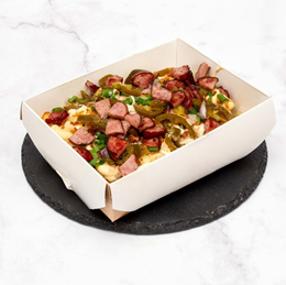 Zapiekane frytki z kiełbasą i jalapeno