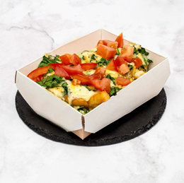 Zapiekane frytki ze szpinakiem fetą i pomidorem